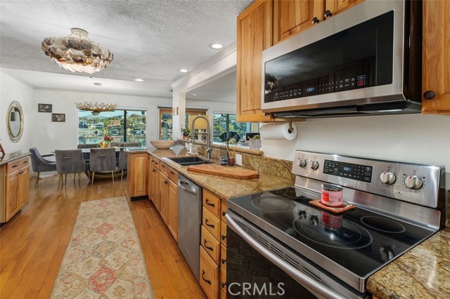 Detail Gallery Image 14 of 51 For 22386 Whirlaway, Canyon Lake,  CA 92587 - 3 Beds | 3 Baths