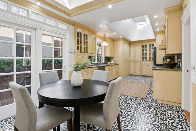 Detail Gallery Image 13 of 41 For 266 Park Ave, Long Beach,  CA 90803 - 4 Beds | 2 Baths