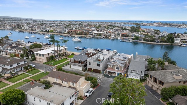 8 Beacon Bay, Newport Beach CA: https://media.crmls.org/medias/815f6aa2-3aa2-433f-bf0e-e6466266ebb3.jpg