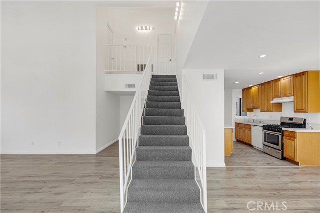 Detail Gallery Image 3 of 24 For 1132 Elm Ave #215,  Glendale,  CA 91201 - 2 Beds | 2/1 Baths