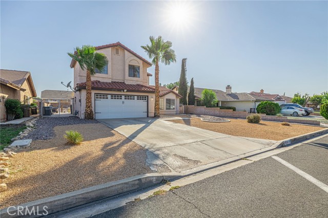 13290 Riverview Drive, Victorville CA: https://media.crmls.org/medias/81624089-3b2a-46b6-8125-3326bc96e16f.jpg