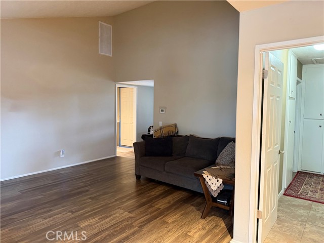 Detail Gallery Image 11 of 37 For 27939 Oakgale, Canyon Country,  CA 91351 - 3 Beds | 2 Baths