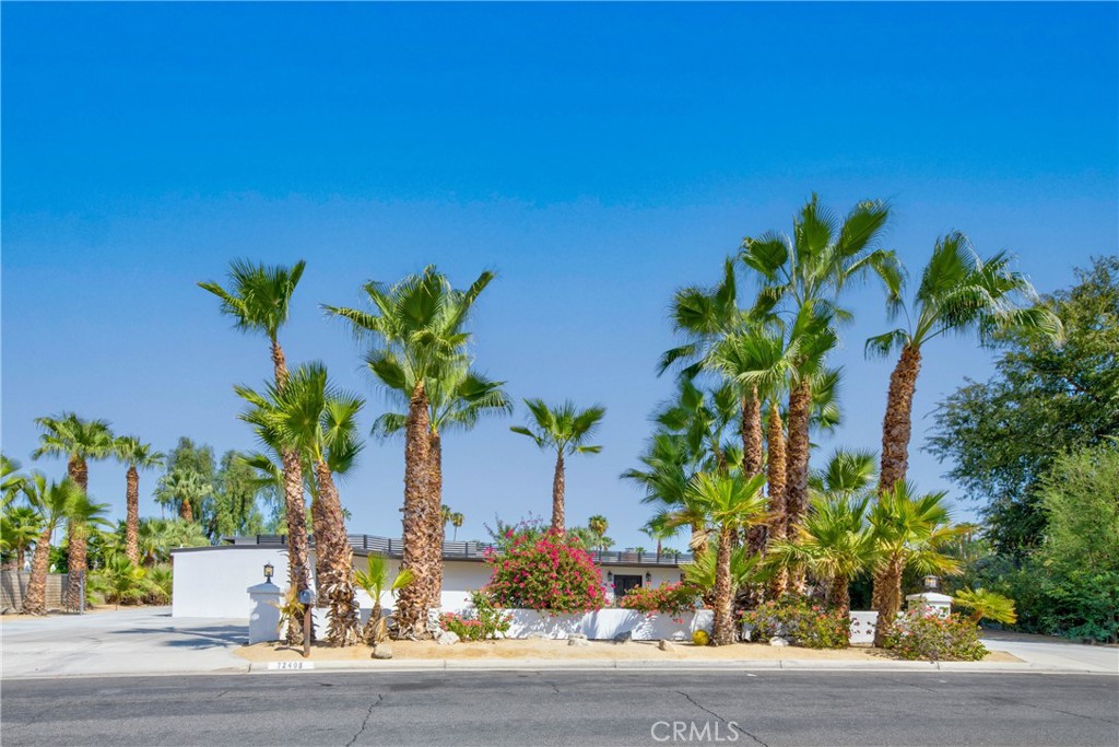 https://media.crmls.org/medias/81629aec-d16b-4464-b41e-07b533334575.jpg?preset=X-Large