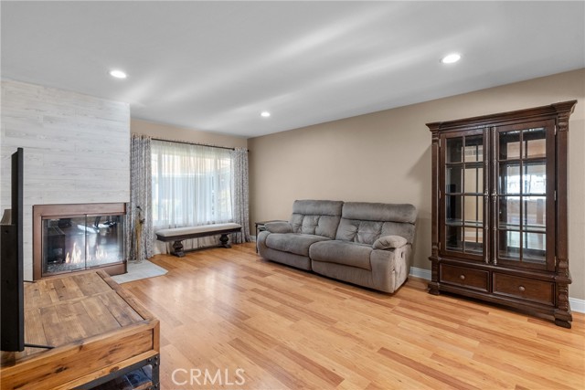 Detail Gallery Image 17 of 41 For 23439 via Elisandra, Valencia,  CA 91355 - 5 Beds | 3 Baths