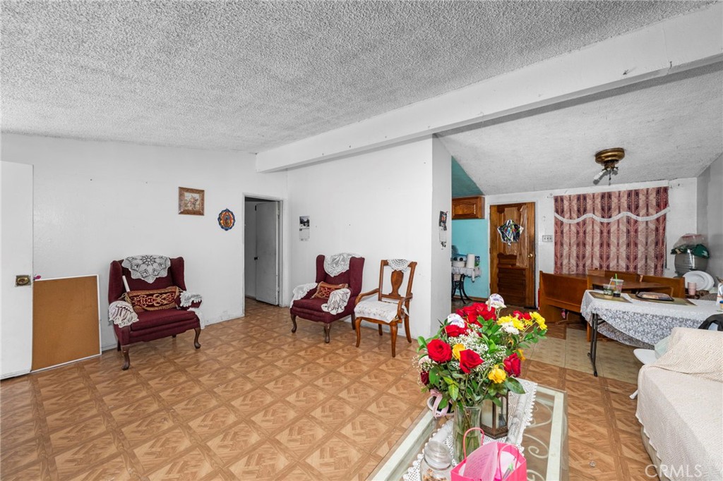 https://media.crmls.org/medias/8166b7c5-04f5-4208-b1c4-baa9ba62606e.jpg?preset=X-Large