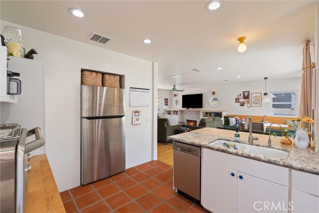 2851 Ladoga Avenue, Long Beach CA: https://media.crmls.org/medias/8166bc3b-f534-451e-9666-9cac83006b8c.jpg