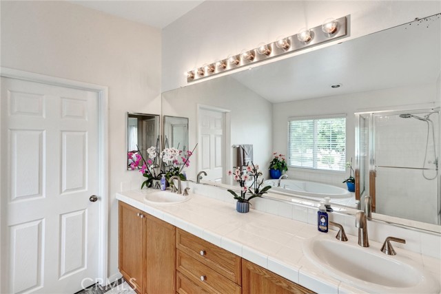 13576 Oxford Ct, Chino CA: https://media.crmls.org/medias/8168623e-8af3-4f64-b0e3-6a3f99fd502e.jpg