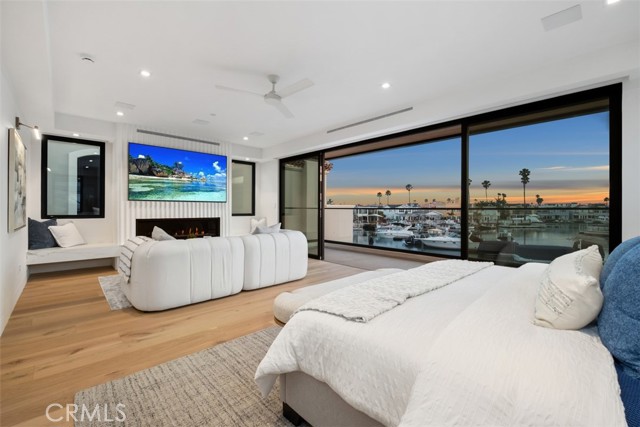 20 Balboa Coves, Newport Beach CA: https://media.crmls.org/medias/816984f0-d6c2-4541-8848-ef16ce1d1d20.jpg