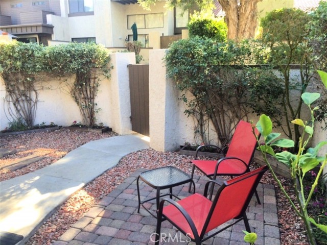 Detail Gallery Image 3 of 22 For 5800 Owensmouth Ave #26,  Woodland Hills,  CA 91367 - 3 Beds | 2 Baths