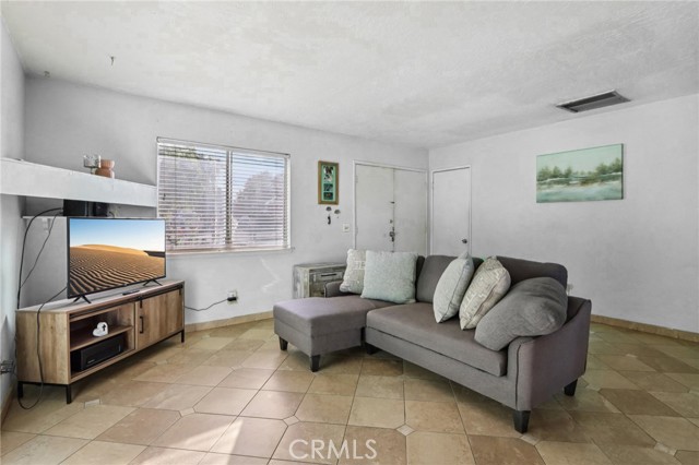 Detail Gallery Image 2 of 14 For 16362 Pine St, Hesperia,  CA 92345 - 2 Beds | 1 Baths