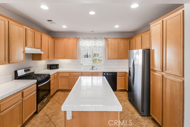 Detail Gallery Image 8 of 35 For 8466 Hoover Ct, Oak Hills,  CA 92344 - 3 Beds | 2 Baths