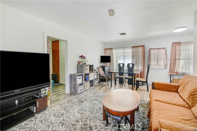 Detail Gallery Image 5 of 15 For 18003 Saticoy St, Reseda,  CA 91335 - 3 Beds | 2 Baths