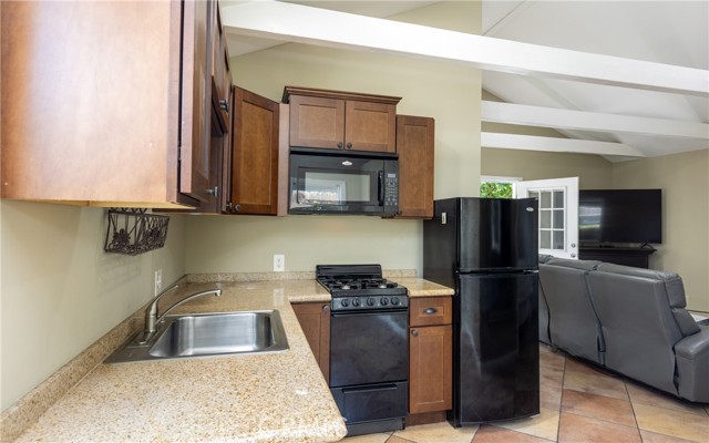 7441 Sylvia Avenue, Reseda CA: https://media.crmls.org/medias/8170fa5b-0eed-44bf-b43a-0e4fba12b19d.jpg