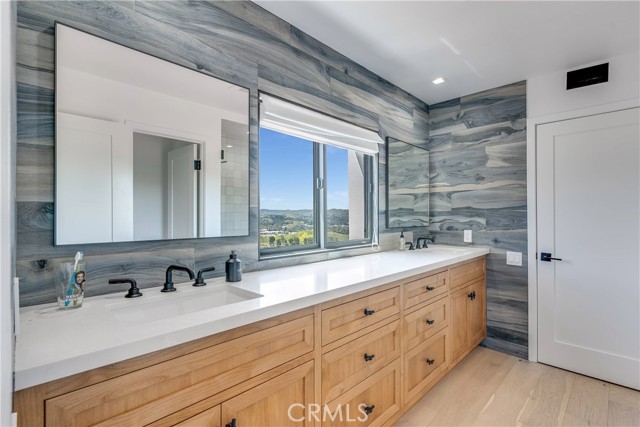 jack & jill bath with views