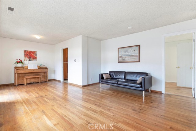 Detail Gallery Image 9 of 37 For 6000 Coldwater Canyon Ave #18,  North Hollywood,  CA 91606 - 3 Beds | 2/1 Baths