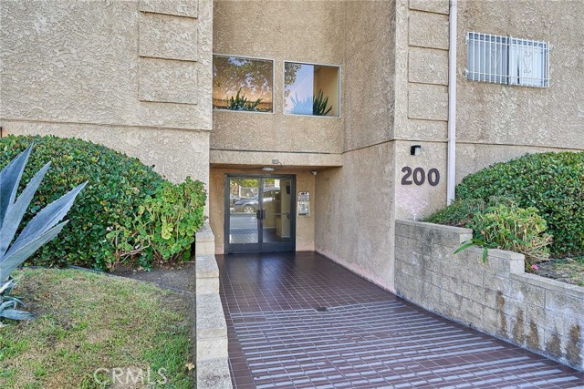 Detail Gallery Image 2 of 30 For 200 S Reno St #210,  Los Angeles,  CA 90057 - 2 Beds | 2 Baths