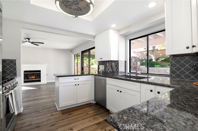 Detail Gallery Image 15 of 49 For 40501 Palmas Ct, Palmdale,  CA 93551 - 3 Beds | 2/1 Baths