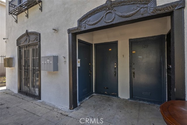 525 N Kenmore Avenue, Los Angeles CA: https://media.crmls.org/medias/81795706-e0e8-4a6b-a748-b4201731df18.jpg