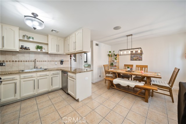 Detail Gallery Image 15 of 47 For 19950 Sherman Way Unit a a,  Winnetka,  CA 91306 - 3 Beds | 4 Baths