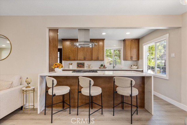 Detail Gallery Image 5 of 21 For 9951 Glencrest Cir, Sun Valley,  CA 91504 - 4 Beds | 3 Baths