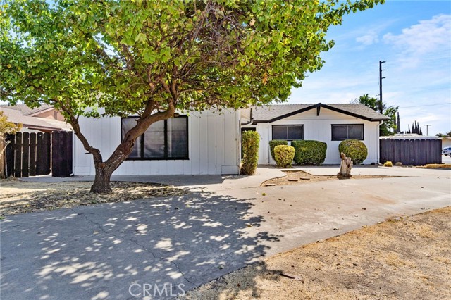 Detail Gallery Image 2 of 39 For 2738 S Fairway Ct, Visalia,  CA 93277 - 3 Beds | 2/1 Baths