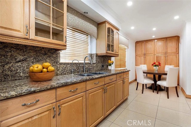 Detail Gallery Image 4 of 5 For 13824 Valerio, Van Nuys,  CA 91405 - 3 Beds | 3 Baths