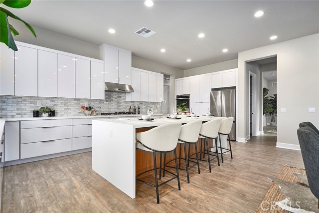 Detail Gallery Image 6 of 34 For 19372 Earth Summit, Apple Valley,  CA 92308 - 6 Beds | 4/1 Baths