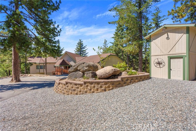 32424 Snowshoe Lane, Running Springs CA: https://media.crmls.org/medias/81829322-258a-4374-b87c-d295753092c3.jpg