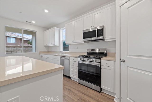 Detail Gallery Image 4 of 24 For 12764 Clifton Way, Yucaipa,  CA 92399 - 5 Beds | 3 Baths