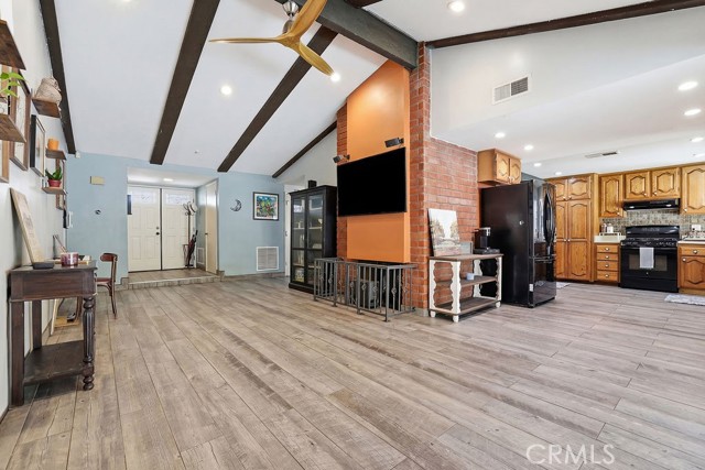 Detail Gallery Image 5 of 51 For 29223 Flowerpark Dr, Canyon Country,  CA 91387 - 3 Beds | 2 Baths