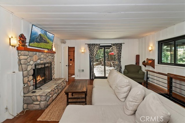 Detail Gallery Image 5 of 52 For 851 Cottage Grove, Lake Arrowhead,  CA 92352 - 2 Beds | 2 Baths
