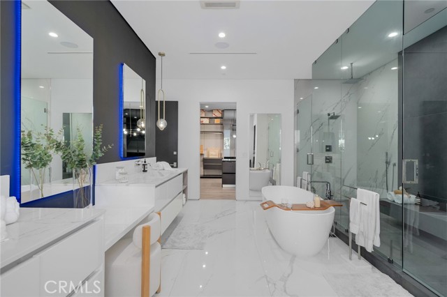 15231 Greenleaf Street, Sherman Oaks CA: https://media.crmls.org/medias/818e3dc7-cd31-42ef-8fd4-18baf88e4e60.jpg