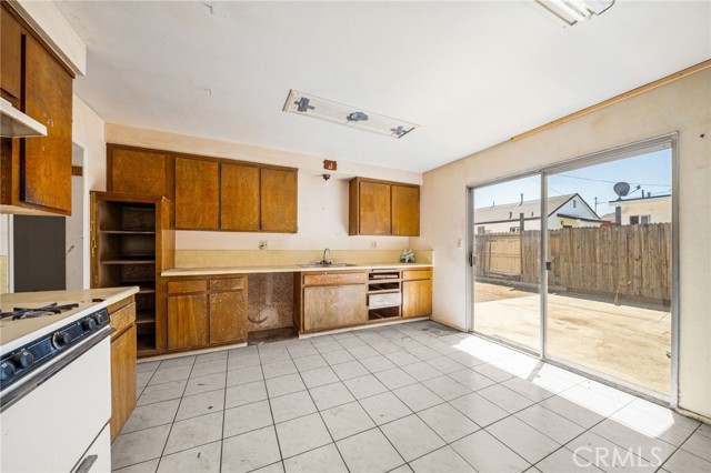 13208 Florwood Avenue, Hawthorne CA: https://media.crmls.org/medias/818e72aa-284f-41ed-bbdd-91f2e8930407.jpg