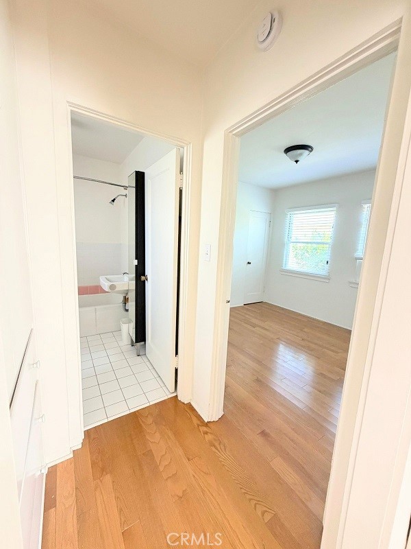 Detail Gallery Image 4 of 9 For 141 N Kenwood St #B,  Burbank,  CA 91505 - 1 Beds | 1 Baths