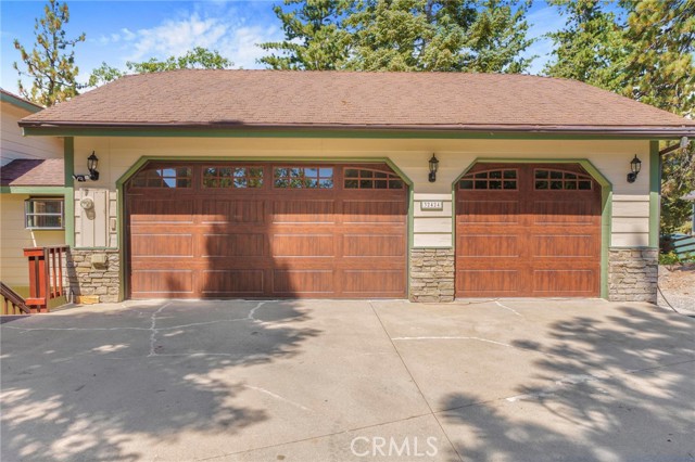 32424 Snowshoe Lane, Running Springs CA: https://media.crmls.org/medias/81923556-fcf9-40d5-a373-506db570d124.jpg