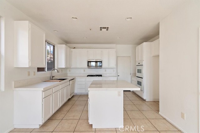 Detail Gallery Image 7 of 32 For 16757 Escalon, Fontana,  CA 92336 - 5 Beds | 3/1 Baths