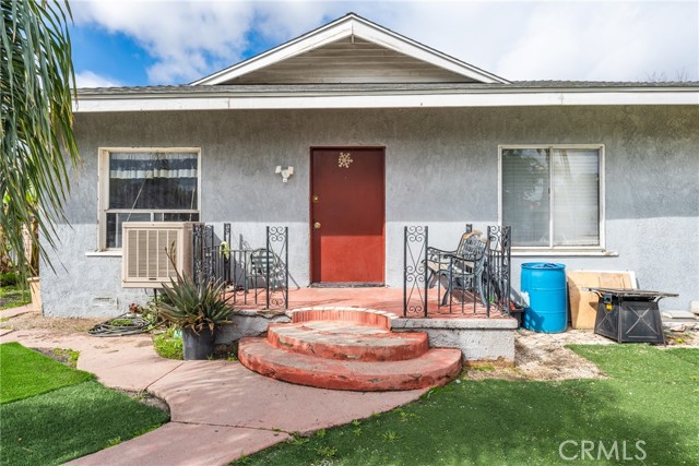 Detail Gallery Image 2 of 42 For 224 S Victoria Ave, Corona,  CA 92879 - 5 Beds | 2/1 Baths
