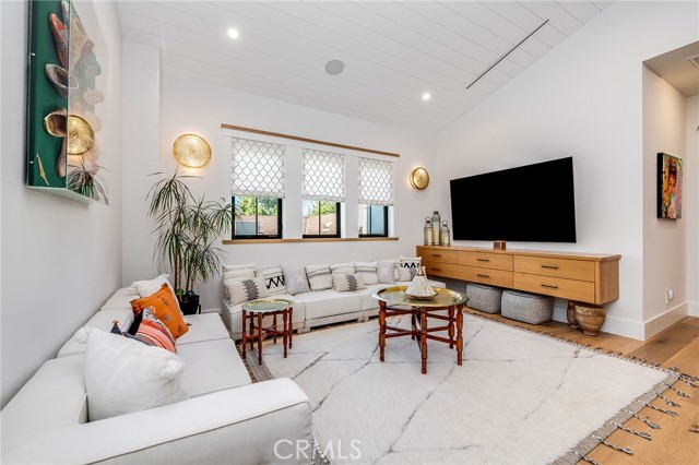4365 Kraft Avenue, Studio City CA: https://media.crmls.org/medias/8196a630-d1e9-49ae-8f52-4f48fe065798.jpg