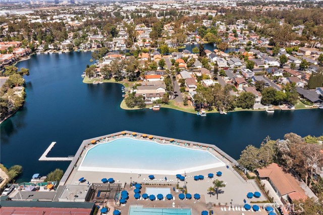 24210 Jasper Lake Lane, Lake Forest CA: https://media.crmls.org/medias/81982a2b-bd35-49a3-afbc-b5994dcaa115.jpg