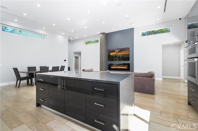 Detail Gallery Image 15 of 47 For 6230 Beeman Ave, North Hollywood,  CA 91606 - 6 Beds | 4/2 Baths