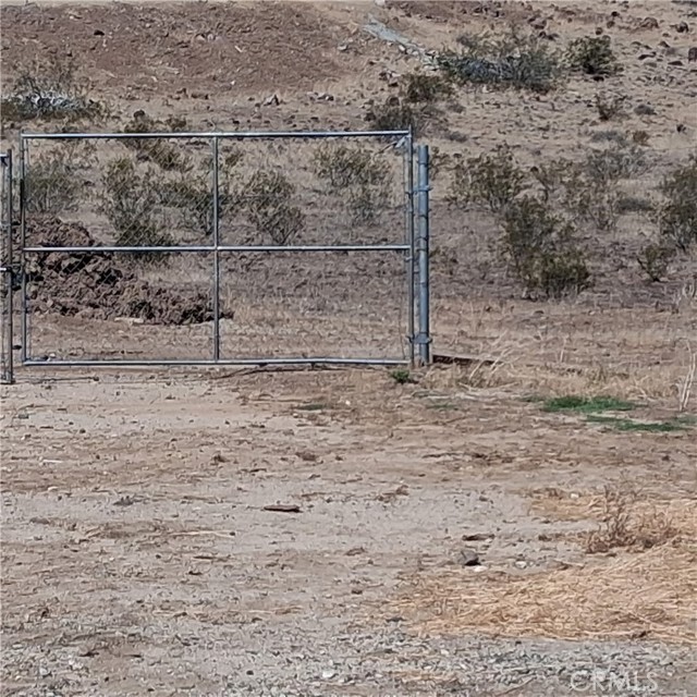 56524 Sunset Drive, Yucca Valley CA: https://media.crmls.org/medias/81998495-370b-4a20-b355-666d1314073b.jpg