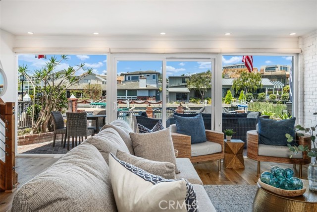 Detail Gallery Image 10 of 44 For 3810 Channel Pl, Newport Beach,  CA 92663 - 3 Beds | 2/1 Baths