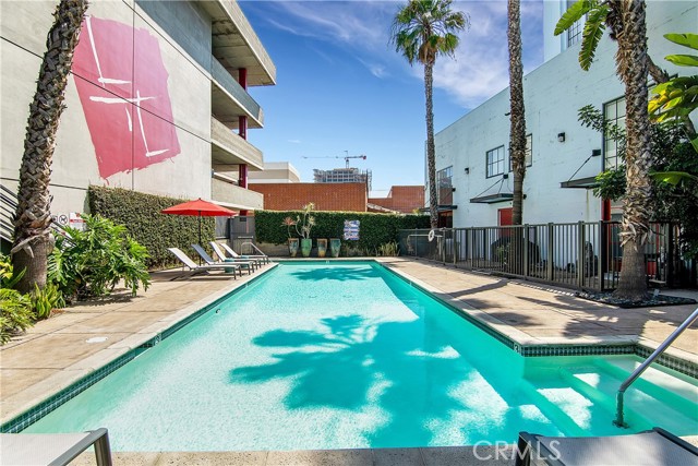 420 S San Pedro Street, Los Angeles CA: https://media.crmls.org/medias/819b7dfc-52bf-459b-8ba2-a48fc8a87238.jpg