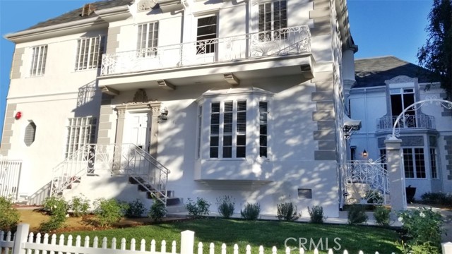 744 S Ridgeley Drive Los Angeles, California The great Miracle Mile area. One of a kind French Chateau garden style Apartment building. Quiet neighborhood, yet close to all the attractions and amenities offered by Miracle mile, Beverly Hills and Los Angeles. All units are equipped with Washer and dryer along with other appliances. all Kitchens and bathrooms have been fully remodeled in 2019. Walking distance to Metro and the Wilshire corridor. The building offers one parking spot per unit, in the back of the property. The parking area is gated. All units have double entrance.