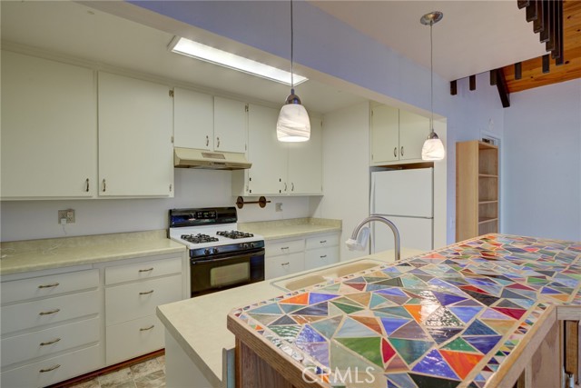 Detail Gallery Image 10 of 44 For 1699 Langton St, Cambria,  CA 93428 - 2 Beds | 2 Baths