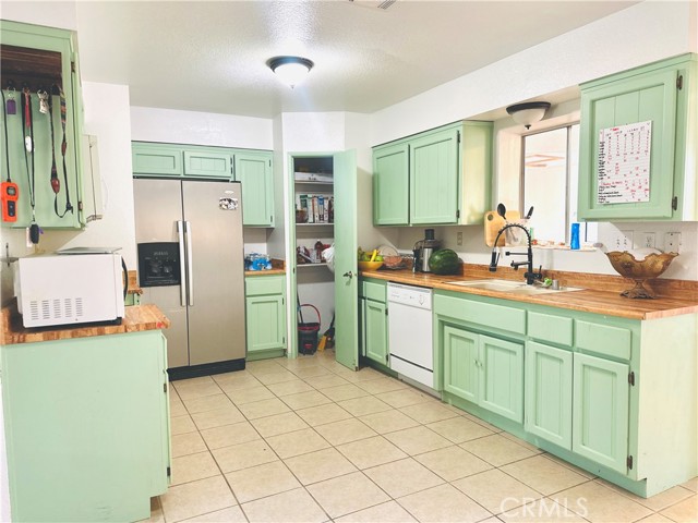 10907 BARTLETT, Adelanto CA: https://media.crmls.org/medias/81a01d26-e40b-4672-a355-2f673e3f783d.jpg