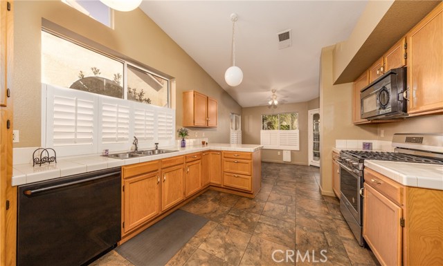 Detail Gallery Image 11 of 28 For 2740 Banyan Tree Ln, Hemet,  CA 92545 - 3 Beds | 2 Baths