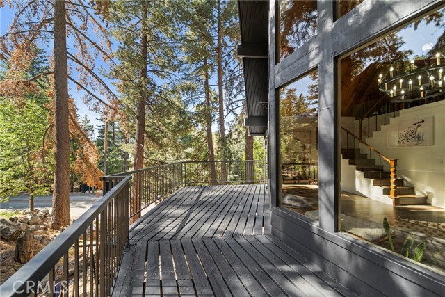 Beautiful Deck to Enjoy the Views of the Forest