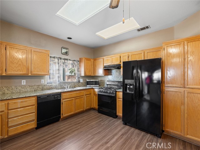 Detail Gallery Image 14 of 34 For 14621 Carob St, Victorville,  CA 92394 - 4 Beds | 3 Baths