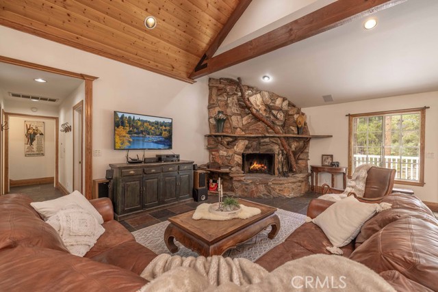 42385 Fox Farm Road, Big Bear Lake CA: https://media.crmls.org/medias/81aa3808-8806-4881-9a16-65d7ac082723.jpg